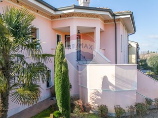 Villa in Vendita a Suzzara, 790'000&euro;, 395 m²