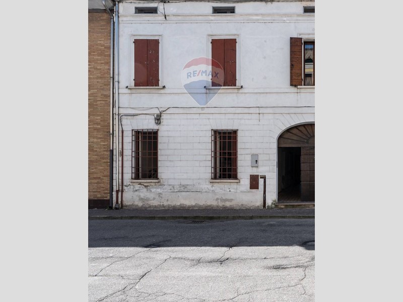 Villetta a schiera in Vendita a Viadana, 130'000€, 387 m², con Box