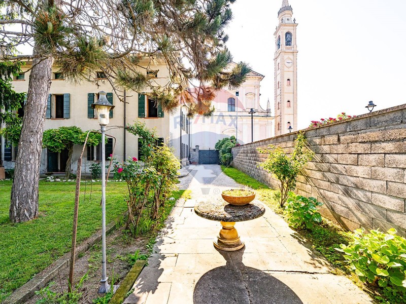 Casa Indipendente in Vendita a Viadana, 155'000€, 296 m²