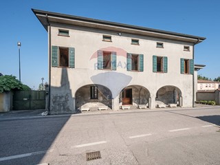 Casa Indipendente in Vendita a Viadana, 155'000€, 296 m²