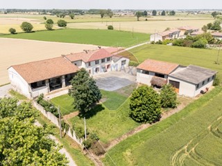 Rustico in Vendita a Torricella del Pizzo, 170'000€, 238 m², con Box