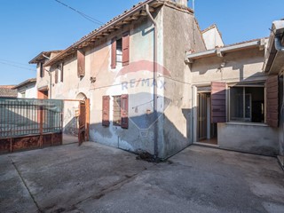 Casa Semi Indipendente in Vendita a Rivarolo Mantovano, 35'000&euro;, 87 m²