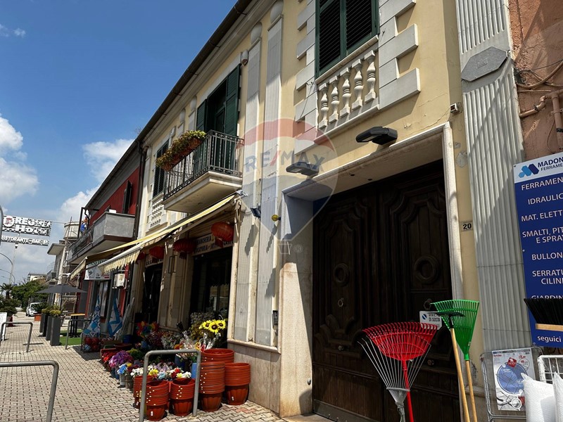 Immobile commerciale in Vendita a Casagiove, 790'000€, 348 m²