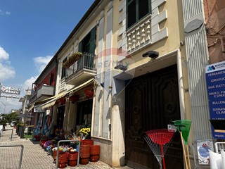 Immobile commerciale in Vendita a Casagiove, 790'000€, 348 m²