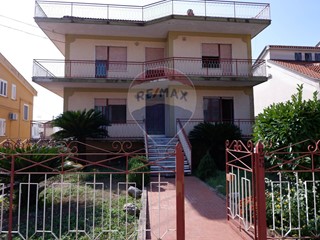 Casa Indipendente in Vendita a Bellona, 198'000€, 400 m²