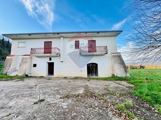 Villa in Vendita a Baia e Latina, 299'000€, 297 m²