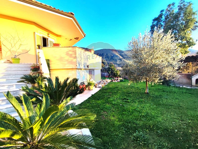 Casa Semi Indipendente in Vendita a Sessa Aurunca, 199'000€, 258 m²