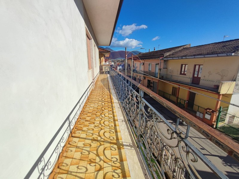 Villa in Vendita a Calvi Risorta, 234'000€, 295 m²