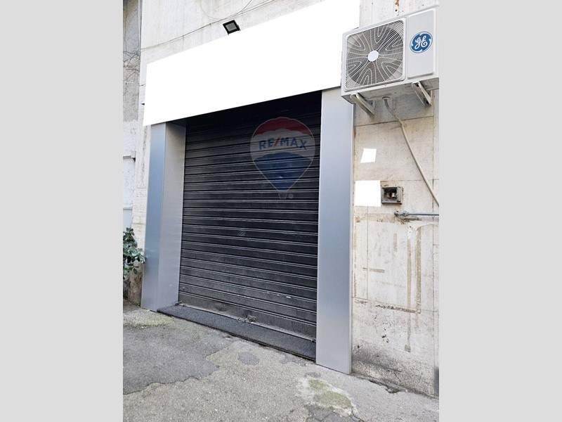 Immobile commerciale in Vendita a Napoli, 140'000€, 30 m²