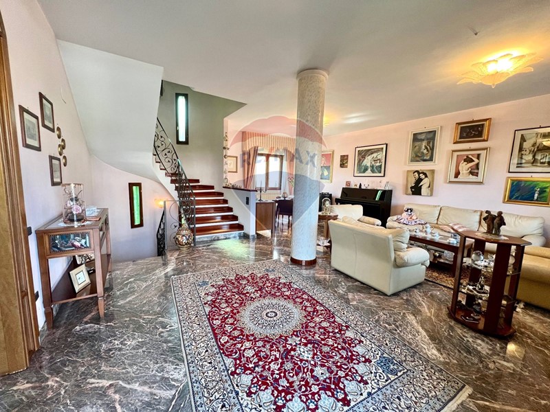 Villetta a schiera in Vendita a Caserta, 489'000€, 281 m²