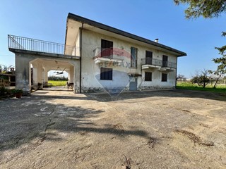 Casa Indipendente in Vendita a Sparanise, 1'100'000€, 447 m²