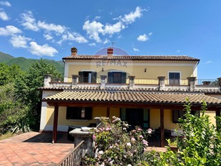 Villa in Vendita a San Potito Sannitico, 362'000€, 210 m²