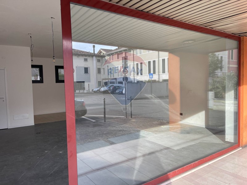 Negozio in Affitto a Castelfranco Veneto, 1'000€, 75 m²