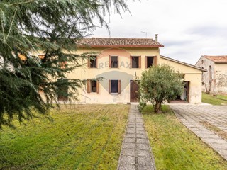 Rustico in Vendita a Santa Lucia di Piave, 320'000€, 639 m²