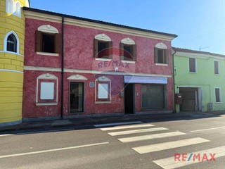 Casa Semi Indipendente in Vendita a Rovigo, 125'000€, 322 m²