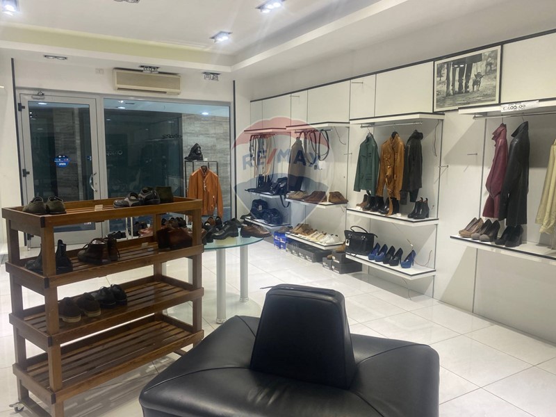 Negozio in Vendita a Napoli, 195'000€, 69 m²