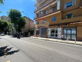 Negozio in Affitto a Napoli, 600€, 30 m²