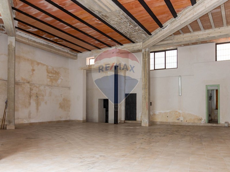 Immobile commerciale in Vendita a Napoli, 149'000€, 350 m²