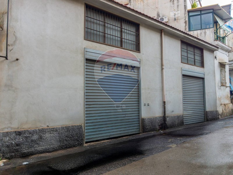 Immobile commerciale in Affitto a Napoli, 1'250€, 300 m²