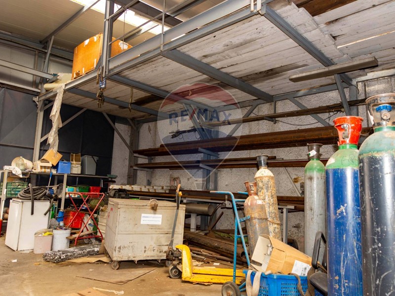 Immobile commerciale in Vendita a Napoli, 270'000€, 850 m²