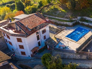 Villa in Vendita a Ranzanico, 399'000€, 498 m²