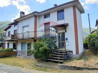 Casa Indipendente in Vendita a Endine Gaiano, 89'000€, 280 m²