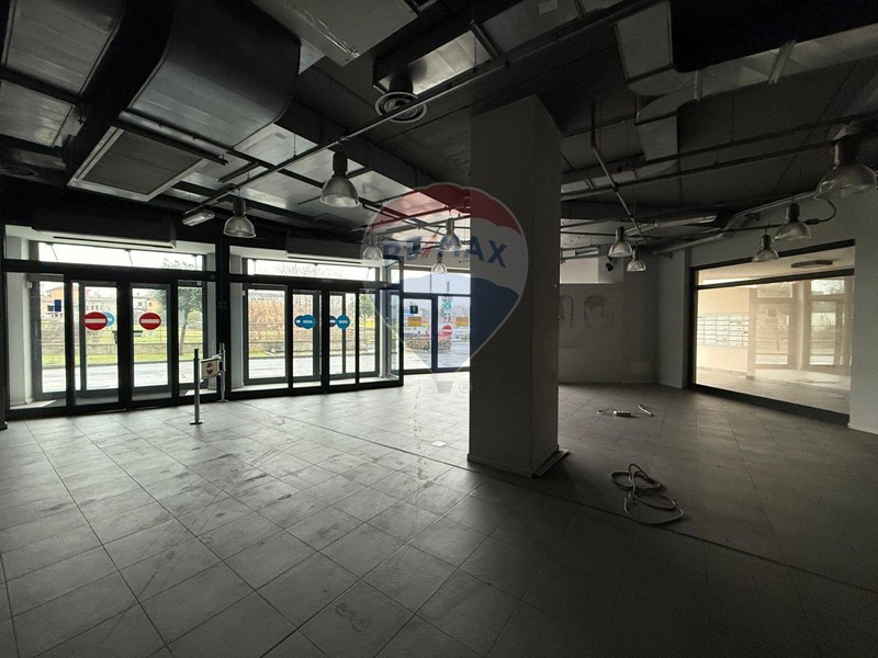 Immobile commerciale in Affitto a Lallio, 4'200€, 410 m²