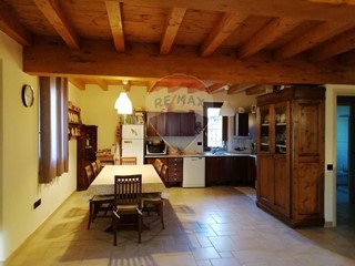 Casa Indipendente in Vendita a San Giovanni Bianco, 279'000€, 245 m²