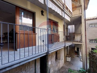 Casa Semi Indipendente in Vendita a Gaverina Terme, 73'000€, 200 m²