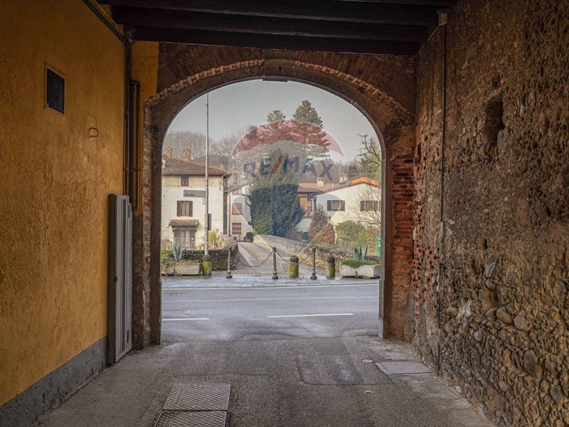 Casa Semi Indipendente in Vendita a Brembate, 325'000€, 550 m²