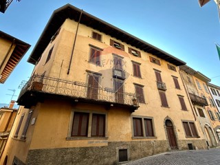 Casa Indipendente in Vendita a Clusone, 490'000€, 1000 m²