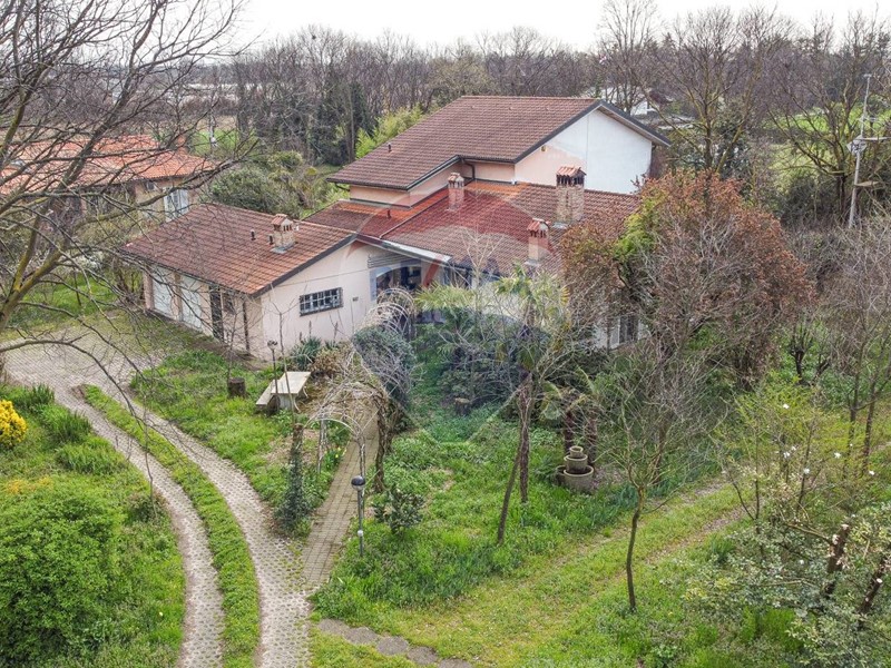 Villa in Vendita a Fara Gera d'Adda, 460'000€, 390 m²