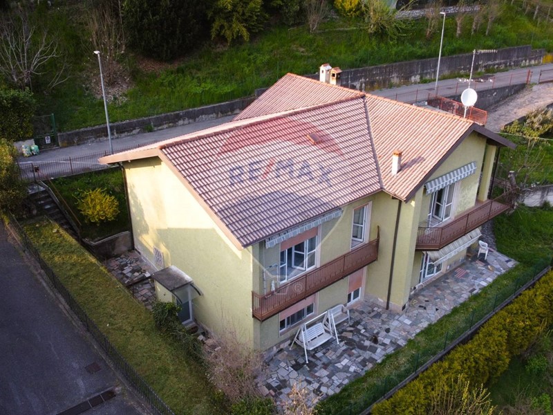 Villa in Vendita a Ranzanico, 350'000€, 475 m²