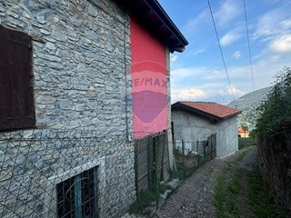 Casa Indipendente in Vendita a Ranzanico, 269'000€, 10000 m²