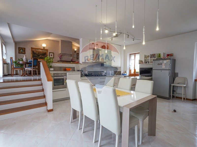 Casa Semi Indipendente in Vendita a Valbrembo, 298'000€, 196 m²