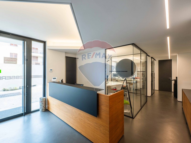 Immobile commerciale in Vendita a Lallio, 310'000€, 156 m²