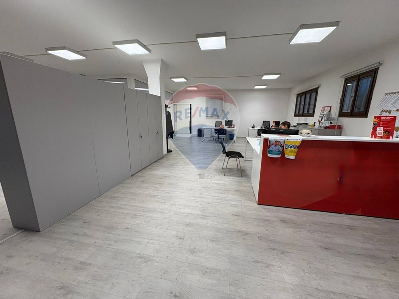 Ufficio in Vendita a Clusone, 184'000€, 160 m²