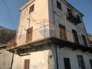 Casa Semi Indipendente in Vendita a Barge, 10'000€, 165 m²