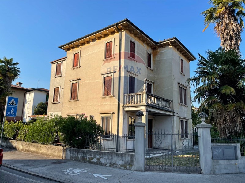 Villa in Vendita a Vicenza, 335'000€, 398 m²