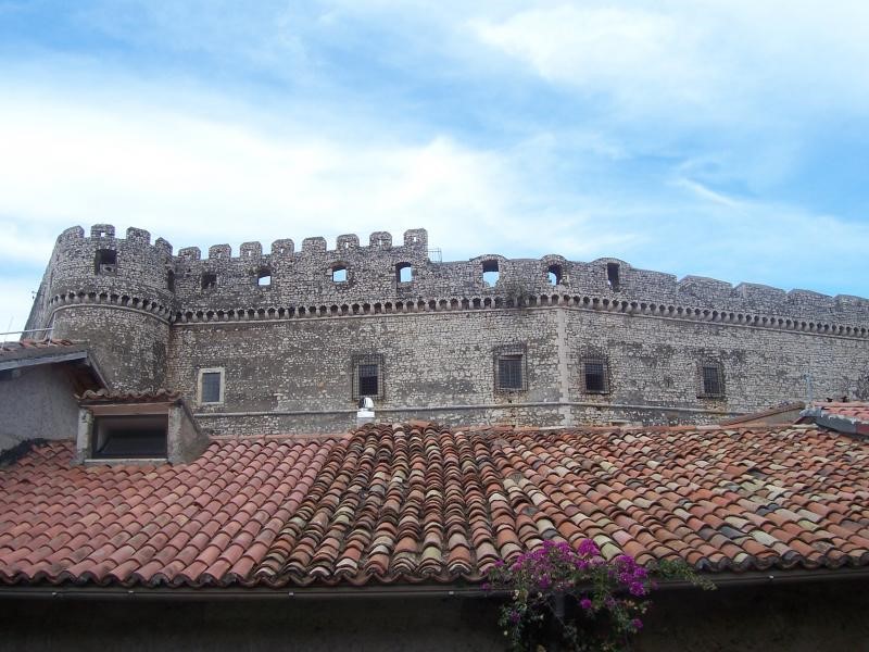 Appartamento in Vendita a Sermoneta, 150'000€, 200 m²