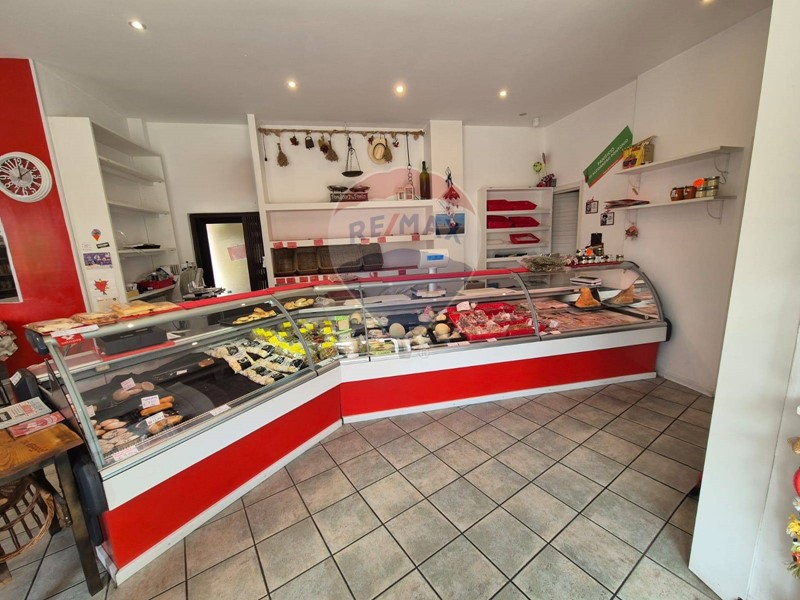 Negozio in Vendita a Cogliate, 145'000€, 123 m²