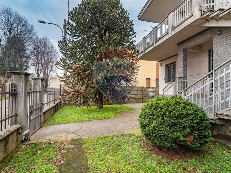 Villa in Vendita a Caronno Pertusella, 348'000€, 294 m²