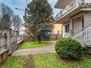 Villa in Vendita a Caronno Pertusella, 348'000€, 294 m²