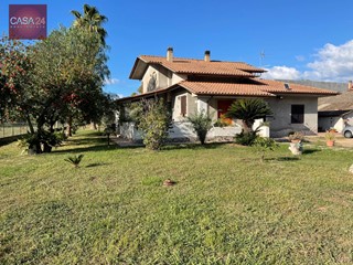 Villa in Vendita a Sabaudia, 330'000&euro;, 220 m²