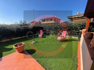Villa in Vendita a Sermoneta, 350'000€, 156 m²