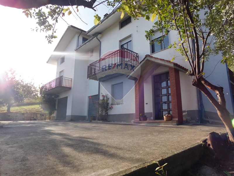 Casa Indipendente in Vendita a Roccamontepiano, 85'000&euro;, 257 m²