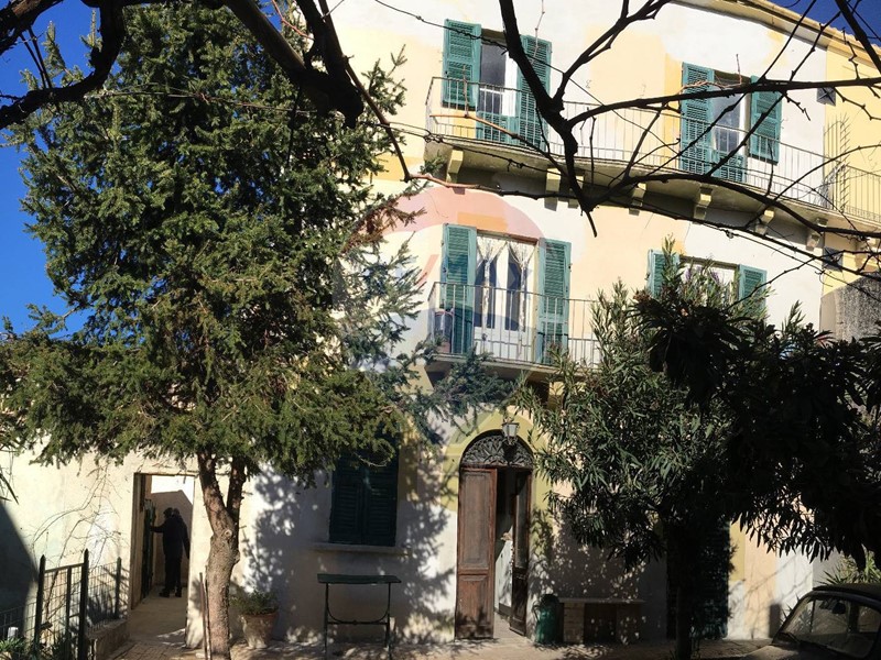 Casa Semi Indipendente in Vendita a Torre de' Passeri, 110'000€, 330 m²