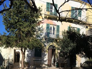 Casa Semi Indipendente in Vendita a Torre de' Passeri, 110'000€, 330 m²