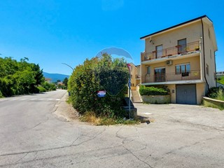 Casa Semi Indipendente in Vendita a Fara Filiorum Petri, 81'000€, 132 m²