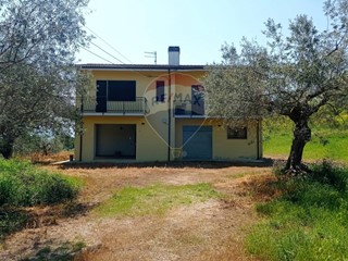 Casa Indipendente in Vendita a Elice, 205'000€, 240 m²